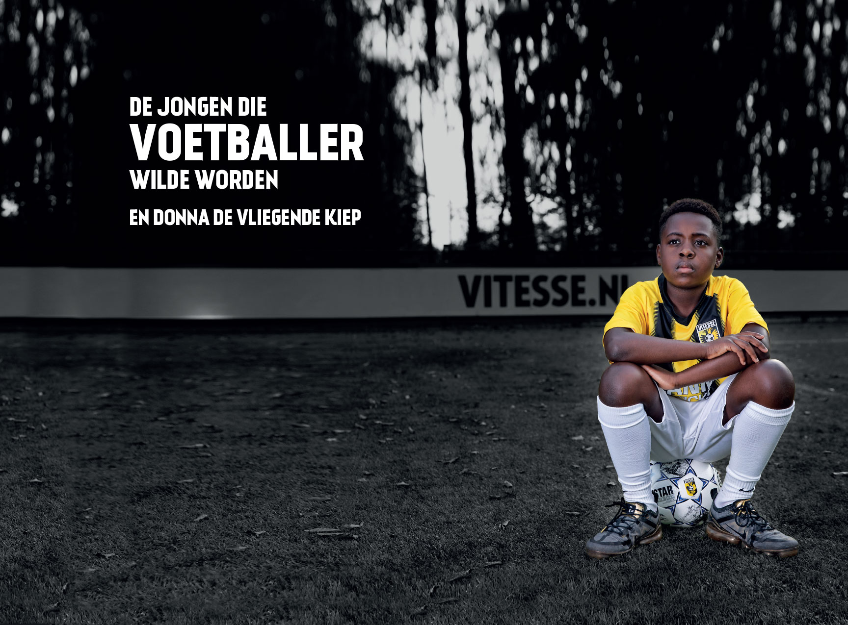 Tenilson Filipe, leerling van so De Ommezwaai in Arnhem, ontvangt eerste exemplaar van boek ‘De jongen die voetballer wilde worden’