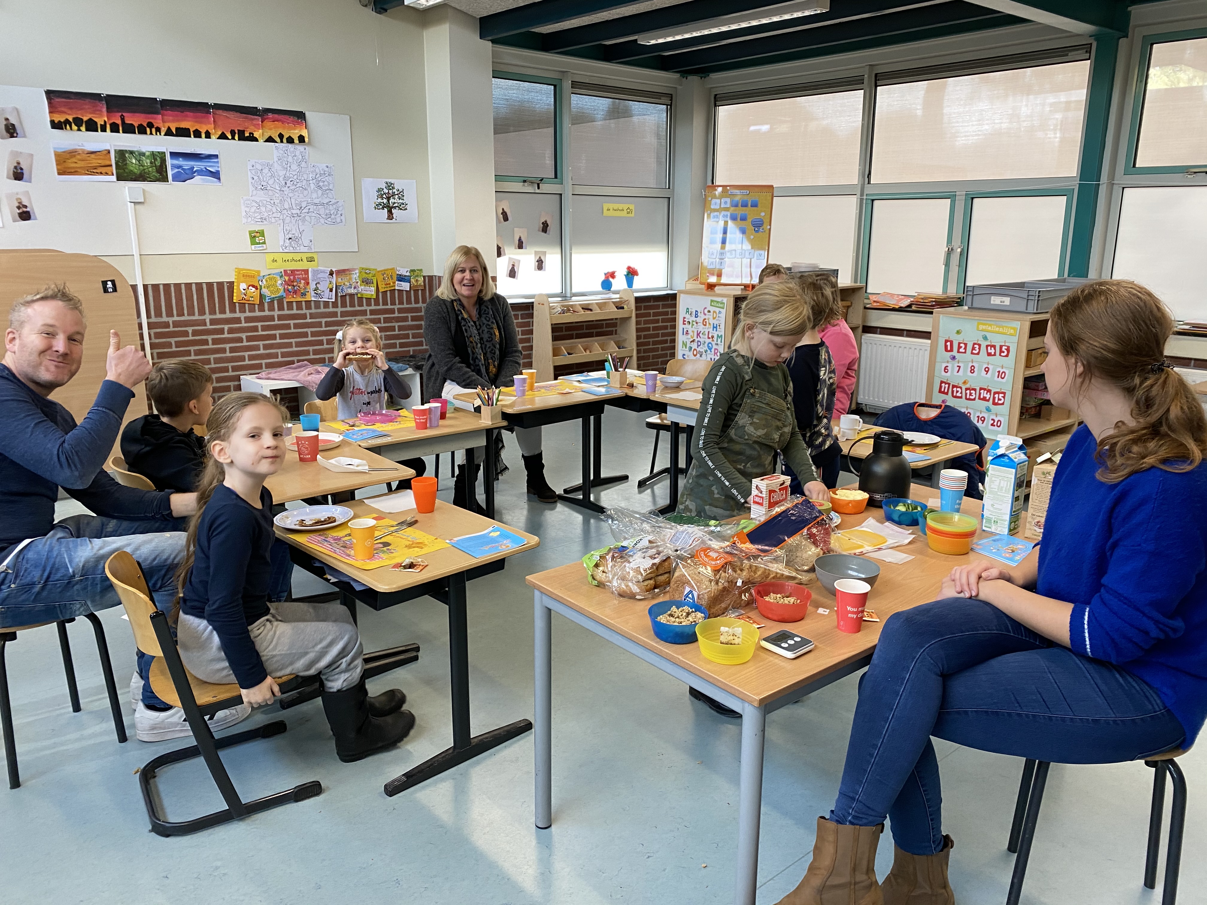 Leerlingen bij het schoolontbijt