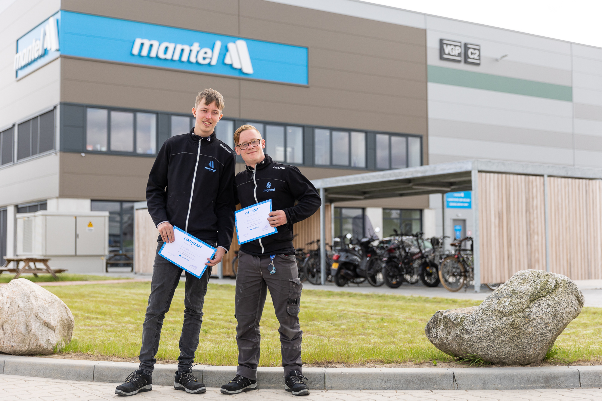 Arbeidscontract bij Mantel voor Chris en Milan