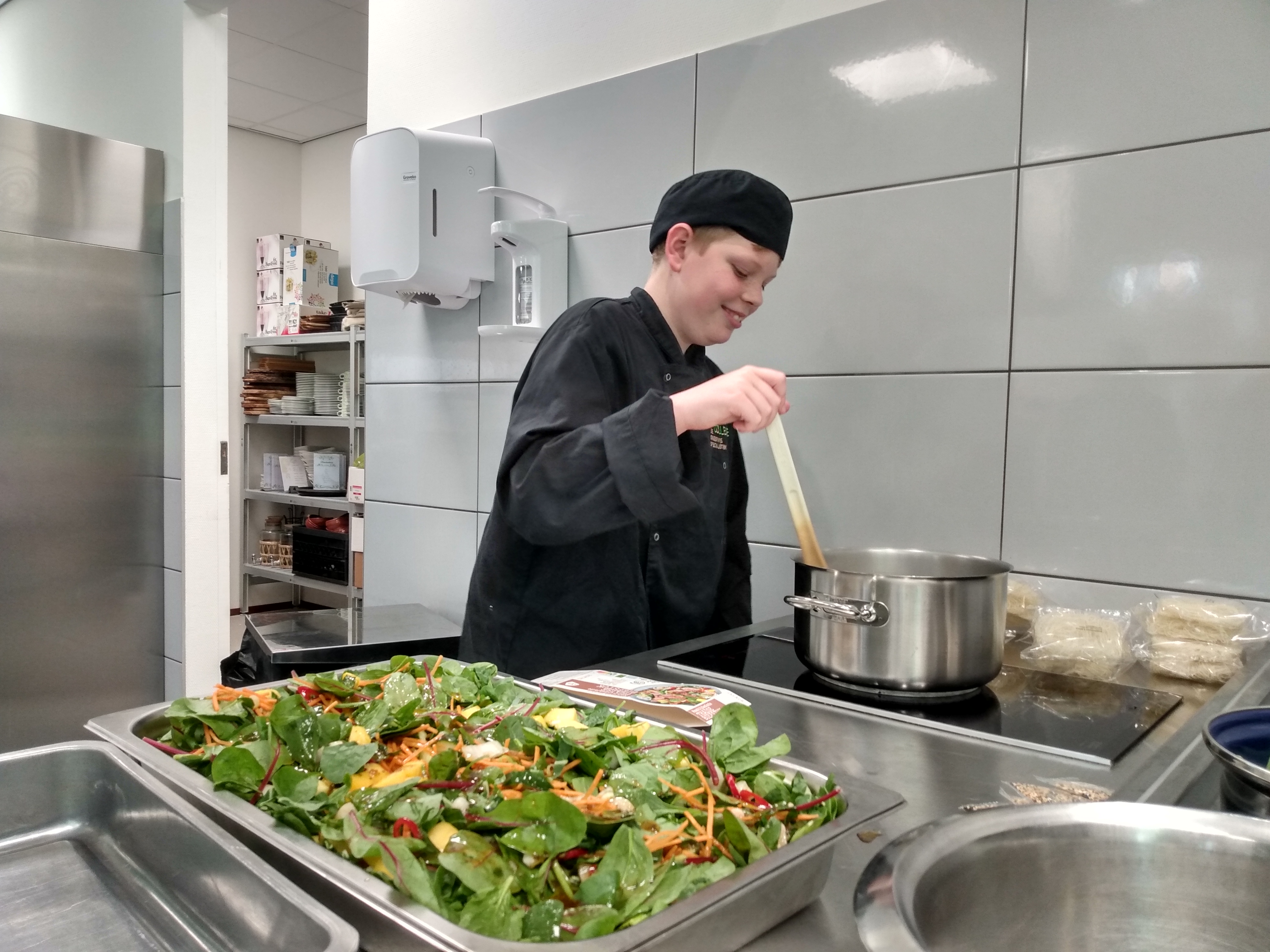 Van overblijvers tot gezonde maaltijd: leerlingen van het Prisma College koken voor het Leger des Heils