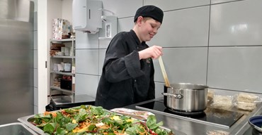 Van overblijvers tot gezonde maaltijd: leerlingen van het Prisma College koken voor het Leger des Heils