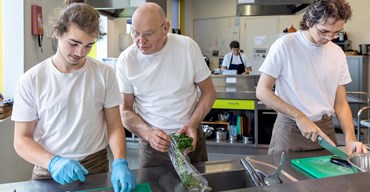 Samen koken en tafelen in de gastvrije keuken van het Gentiaan College