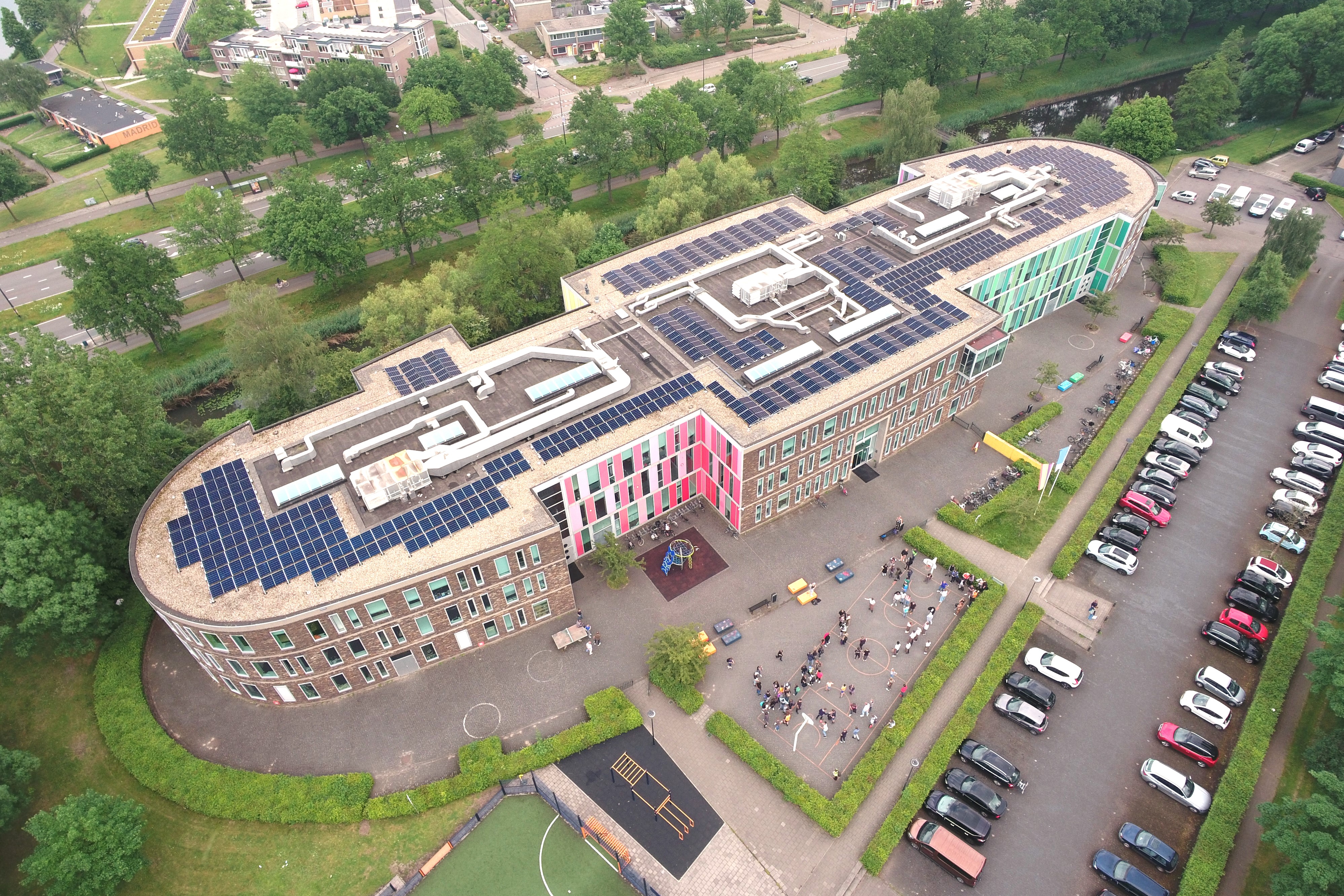 Samen duurzamer: ons 2000e zonnepaneel ligt op het Gentiaan College!