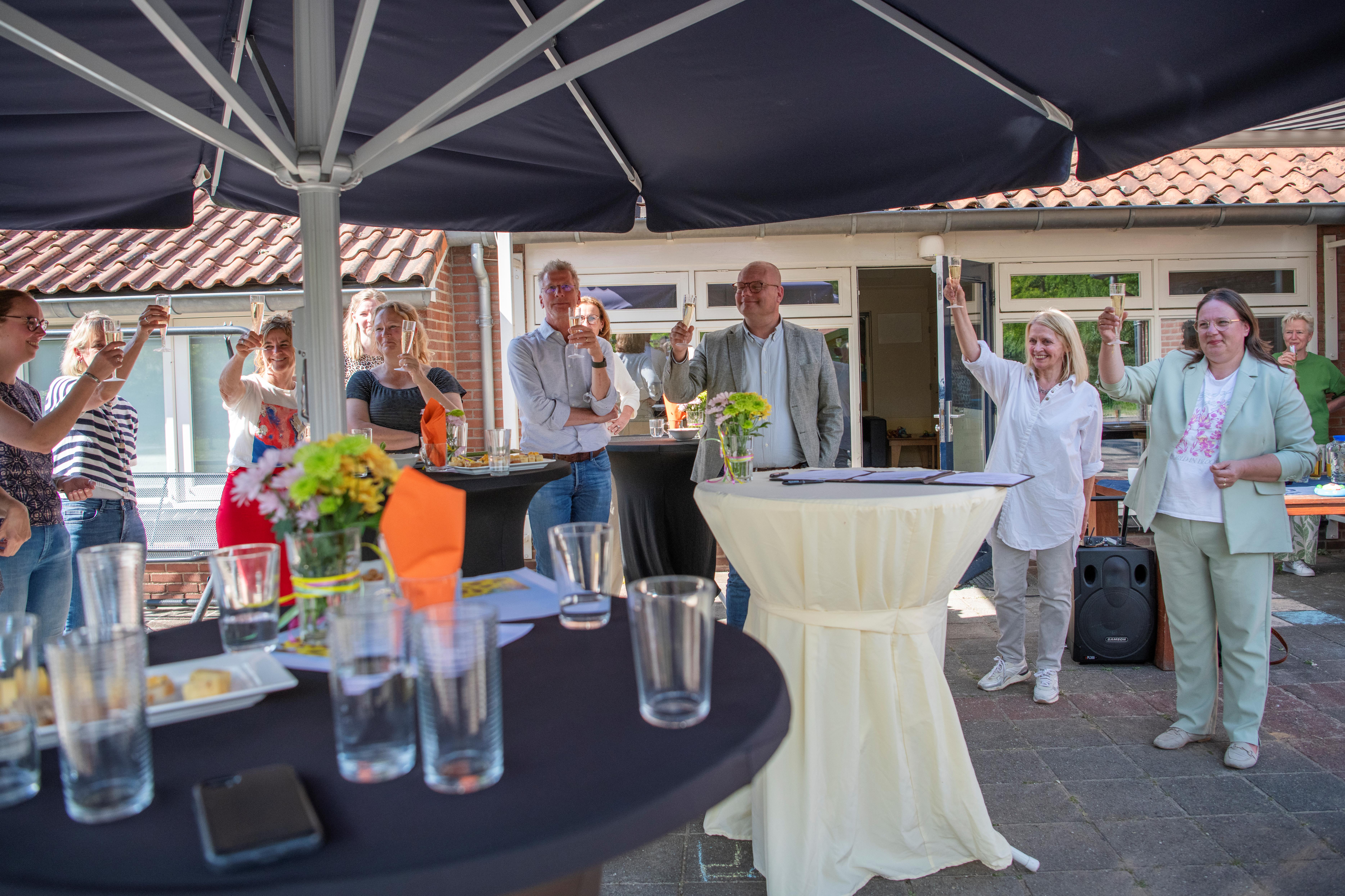 Samen voor onderwijs: De Onderwijsspecialisten en Zozijn ondertekenen convenant