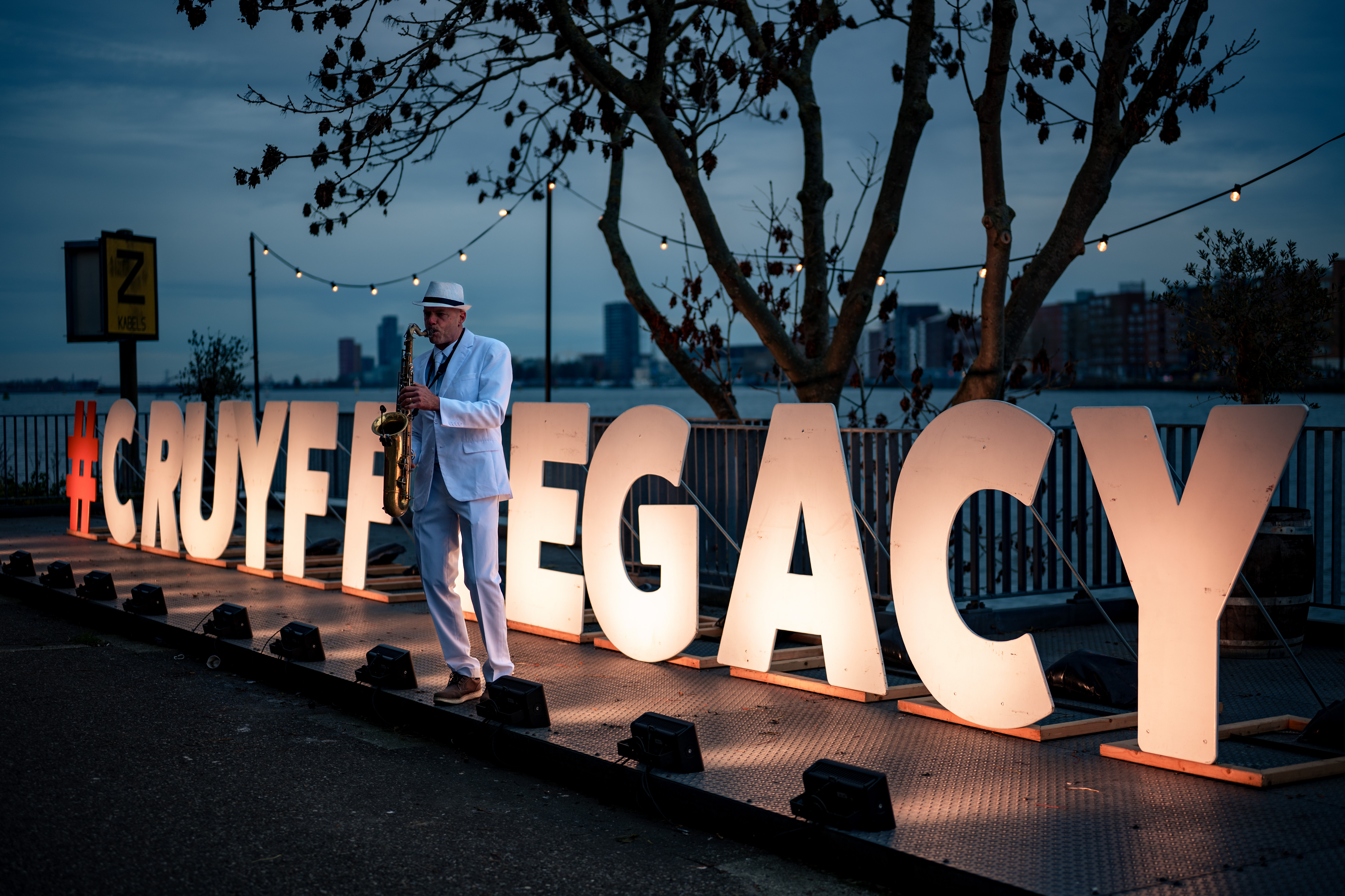 Intentieverklaring feestelijk ondertekend tijdens benefietavond Johan Cruyff Foundation
